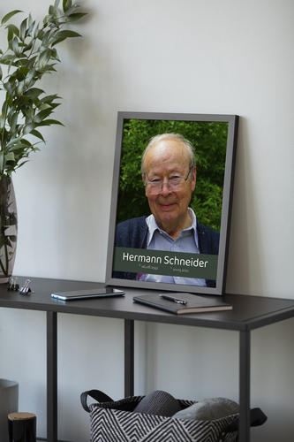 Trauerfoto (Portrait 30x40cm) mit dunklem Textbanner